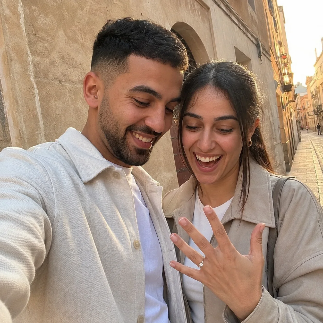Couple de fiancés prenant un selfie en ville